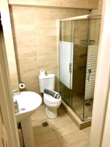 een badkamer met een toilet, een douche en een wastafel bij Casa Mersini in Chania