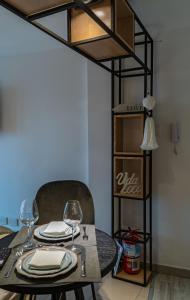 una mesa con platos y copas de vino y un estante en Skyline 4 en Ushuaia