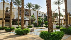 un complejo con palmeras y edificios en Babel Apartments Hotel El Gouna, en Hurghada