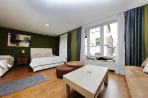 una sala de estar con una cama y un sofá en Apartmani BarSa, en Sarajevo