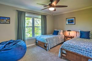 Cama ou camas em um quarto em Charming Chattanooga Home with Downtown Views!