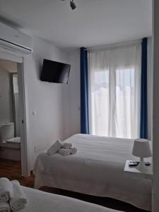 Postel nebo postele na pokoji v ubytování Hostal Nerjasol