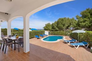 Bazén v ubytovaní Villa LAS MARINAS - 4, con piscina privada y a 5 minutos de la playa alebo v jeho blízkosti