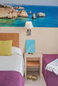 Een bed of bedden in een kamer bij Coral Beach by LLUM