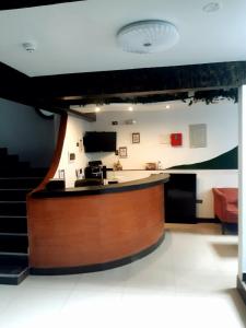 eine Lobby mit einer Bar, einem Sofa und einer Treppe in der Unterkunft Hidden Garden in Cusco
