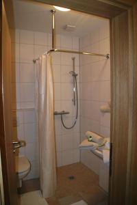La salle de bains est pourvue d'une douche et de toilettes. dans l'établissement Hof Viehbrook, à Hollenbek