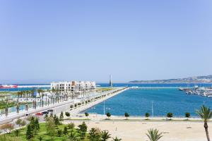 Blick auf einen Hafen mit einem Pier und das Meer in der Unterkunft Hotel El Djenina in Tangier