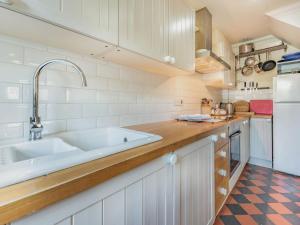 Kuchyň nebo kuchyňský kout v ubytování Laburnham Cottage + 26 fotografií