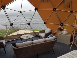 Posezení v ubytování Røros Arctic Dome