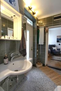 een badkamer met een wastafel en een ligbad bij Izola Dreamy Stays KORD in Izola