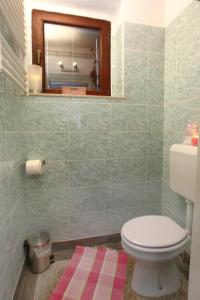 een badkamer met een toilet en een spiegel bij Izola Dreamy Stays KORD in Izola +17 foto's