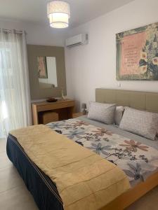 - une chambre avec un grand lit dans l'établissement KOS SUITE HOME, à Platánion