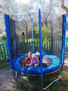 duas crianças a brincar num trampolim em Cottage Four Olives em Ulcinj