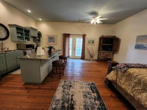 cocina y sala de estar con cama y mesa en Deer Run Estate LLC, en Marshfield