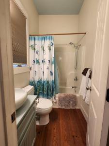 y baño con aseo, lavabo y ducha. en Deer Run Estate LLC, en Marshfield