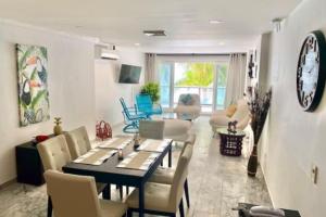 圣安德烈斯Apartamento en San Andrés Frente al Mar en Sun Rise的带餐桌和椅子的客厅