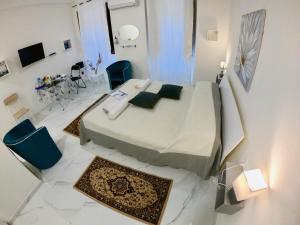 una camera con un grande letto e un tavolo con sedie di Guest Room historic centre a Iglesias