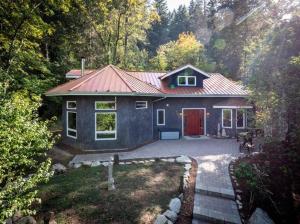 アシュランドにあるEuropean Style Straw Bale Retreatの小屋