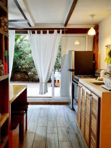 uma cozinha com uma porta aberta para um pátio em Casa SILURI em Santa Teresa