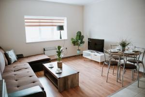 een woonkamer met een bank en een tafel bij Flat 5 Lovely 1-bedroom flat in Liverpool in Liverpool
