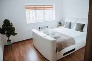 Un dormitorio blanco con una gran cama blanca y una ventana en Flat 5 Lovely 1-bedroom flat in Liverpool, en Liverpool