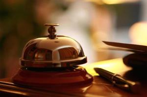 una tostadora está sentada sobre una mesa en Argentino Hotel en Mar del Plata