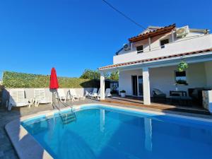 Bazén v ubytovaní Anas lagoon holiday house with pool at azure beach alebo v jeho blízkosti
