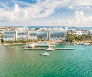 圣安德烈斯Apartamento en San Andrés Frente al Mar en Sun Rise的享有度假胜地的空中景致和水上船只