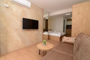 A television and/or entertainment centre at NOCE Apartments - Premium Lake View