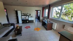 Kuchyň nebo kuchyňský kout v ubytování Spacious, modern condo in new villa - sleeps 6