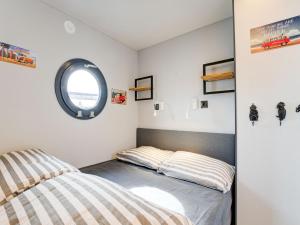 מיטה או מיטות בחדר ב-Beautiful houseboat in Marina of Volendam with shared pool