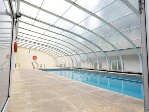una piscina cubierta con techo de cristal en ¡Monoambiente exclusivo c/ pileta en Zona Playa! en Necochea