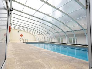 an indoor swimming pool with a glass ceiling at ¡Monoambiente exclusivo c/ pileta en Zona Playa! in Necochea