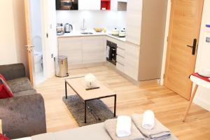 Dapur atau dapur kecil di Executive Bright and Airy Studio Apartment in Sydenham +14 gambar