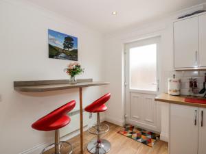 Una cocina o kitchenette en The Old Toll Cottage