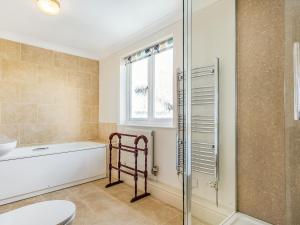 Un baño con ducha, bañera y WC. en Penhallick House, en Tintagel 13 fotos más