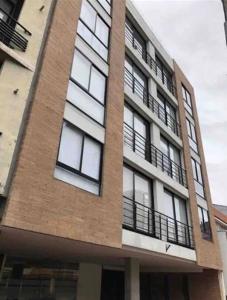 un alto edificio in mattoni con balconi in cima di APARTAESTUDIO AMOBLADO,FURNISHED STUDIO APARTMENT WIFI gratuito a Bogotá