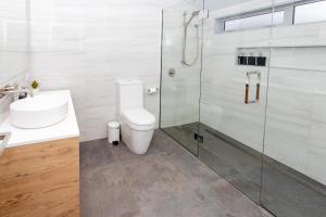 W łazience znajduje się toaleta, umywalka i prysznic. w obiekcie Apartments Hanmer Springs w mieście Hanmer Springs