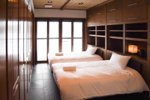 מיטה או מיטות בחדר ב-Powderhouse by The Hakuba Collection