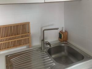 um lavatório de cozinha com torneira numa cozinha em The N’house em Kourou