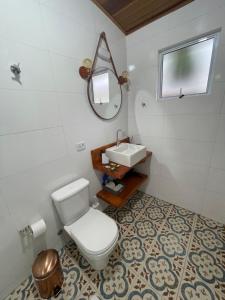 uma casa de banho com um WC e um lavatório em Paz na Montanha em Campos do Jordão