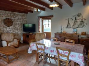 Gallery image of Gîte chaleureux avec jardin, poêle à bois et wifi, entre St Omer et Boulogne sur Mer - FR-1-376-80 in Coulomby