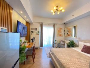 a bedroom with a bed and a dining room at AMANI 133, 4 Minutes to Airport, FAST WI-FI, Free Netflix in Pusok