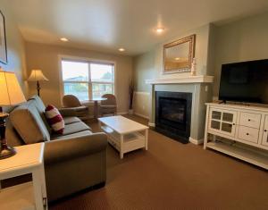 a living room with a couch and a fireplace at Lighthouse Inn in Cannon Beach