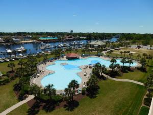 Luftblick auf ein Resort mit Yachthafen in der Unterkunft River Crossing Condo #322 in North Myrtle Beach