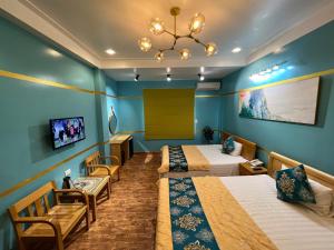 Habitación de hotel con 2 camas y TV en Kim Dung Ha Long, en Ha Long