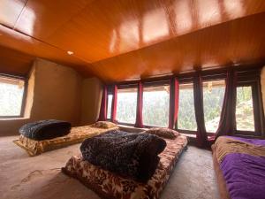 Postel nebo postele na pokoji v ubytování Vrinda's Mud House