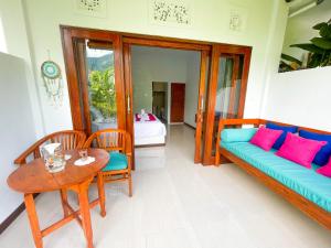 un salon avec un canapé et une table dans l'établissement Rumah Diyah, à Amed