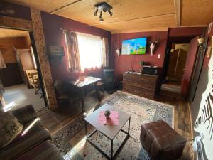O zonă de relaxare la The Rustic Cabin