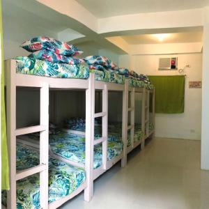 eine Gruppe Etagenbetten in einem Zimmer in der Unterkunft Villa Leah Natural Hotspring Resort in Calamba